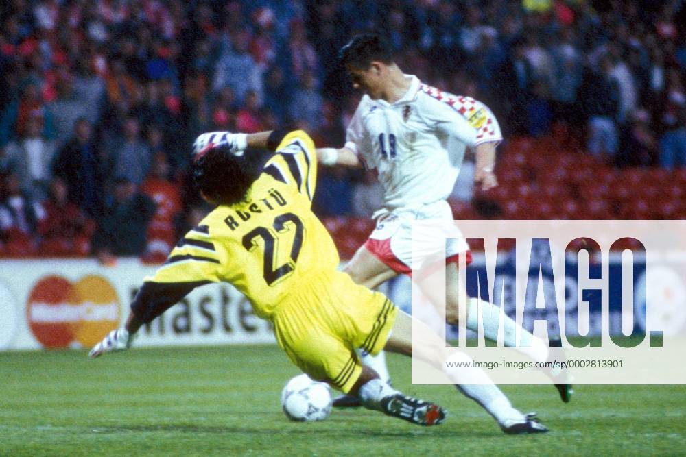 Goran Vlaovic (Kroatien) umkurvt Torwart Rüstü Recber (Türkei) und trifft zum 1:0 Fußball Länderspiel Herren EM 1996, Nationalmannschaft, Nationaltrikot, Gruppe D, Kroatien - Türkei 1:0 Gruppe Nottingham Dynamik, Fußball Länderspiel Herren EM 1996, Nationalmannschaft, Nationaltrikot, Gruppe D, Kroatien - Türkei 1:0 Gruppe Nottingham Dynamik,