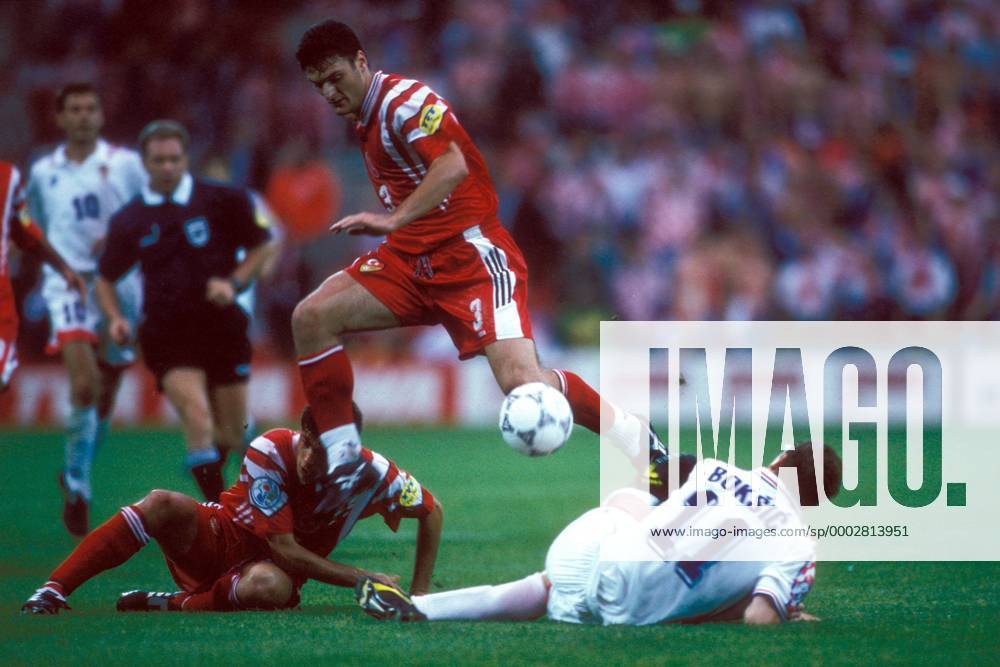Alpay Özalan (Mitte) und Vedat Inceefe (beide Türkei, li.) gegen Alen Boksic (Kroatien) Fußball Länderspiel Herren EM 1996, Nationalmannschaft, Nationaltrikot, Gruppe D, Kroatien - Türkei 1:0 Gruppe Nottingham Dynamik, Kampf, Fußball Länderspiel Herren EM 1996, Nationalmannschaft, Nationaltrikot, Gruppe D, Kroatien - Türkei 1:0 Gruppe Nottingham Dynamik, Kampf,