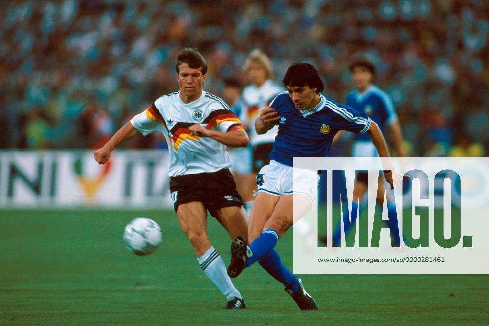 José Horacio Basualdo (Argentinien, re.) im Duell mit Lothar Matthäus (Deutschland) Fußball WM Herren Weltmeisterschaft 1990, Finale, Länderspiel, Nationalmannschaft, Nationalteam, Nationaltrikot Gruppe Stadio Olimpico, Olympiastadion Rom Dynamik,