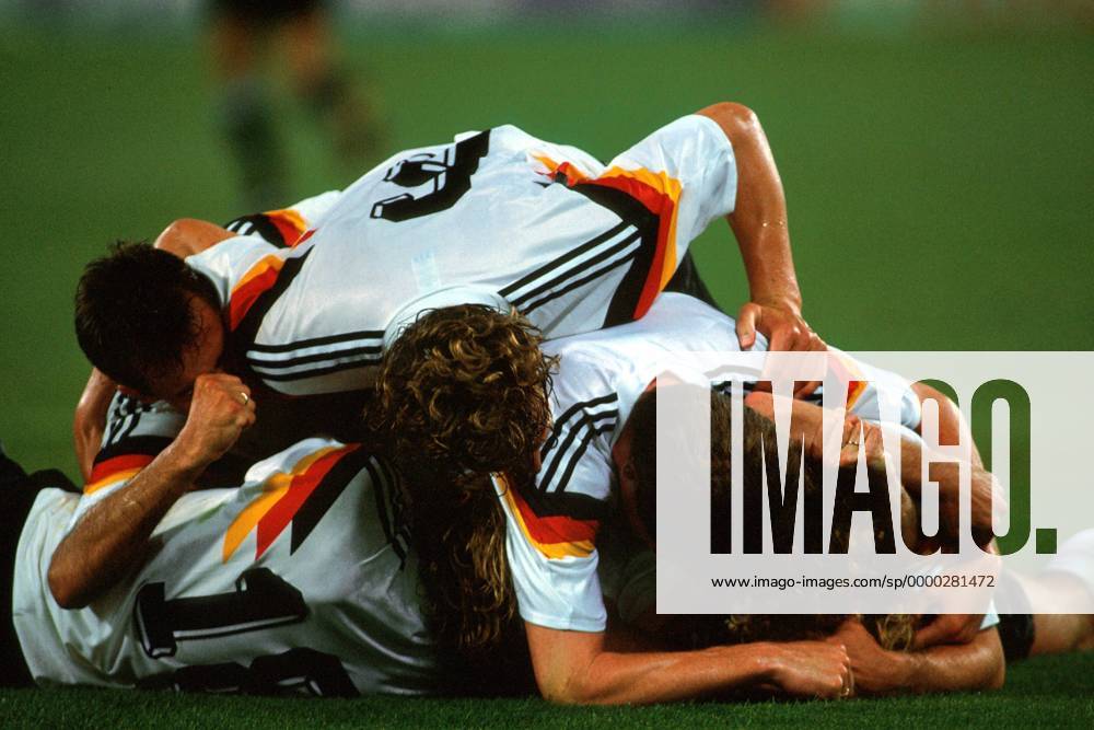 Deutschland jubelt nach dem 1:0 Fußball WM Herren Weltmeisterschaft 1990, Finale, Länderspiel, Nationalmannschaft, Nationalteam, Nationaltrikot Gruppe Stadio Olimpico, Olympiastadion Rom Freude, Begeisterung,