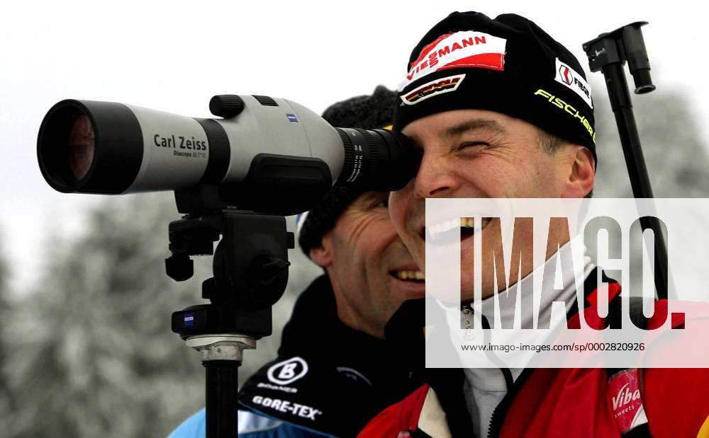 Sven Fischer amüsiert sich neben Bundestrainer Frank Ullrich (beide Deutschland) über seine Schießleistungen Biathlon Herren Biathlon 2006, Training Gruppe Oberhof Freude, Biathlon Herren Biathlon 2006, Training Gruppe Oberhof Freude,