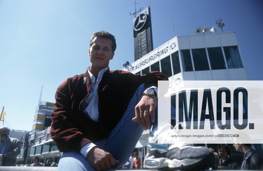 Michael Schumacher (Deutschland Benetton Renault) vor der Boxengasse am Nürburgring Motorsport Herren Formel 1 Weltmeisterschaft 1995, F1, F, WM Einzelbild Nürburgring Nürburg Motorsport Herren Formel 1 Weltmeisterschaft 1995, F1, F, WM Einzelbild Nürburgring Nürburg