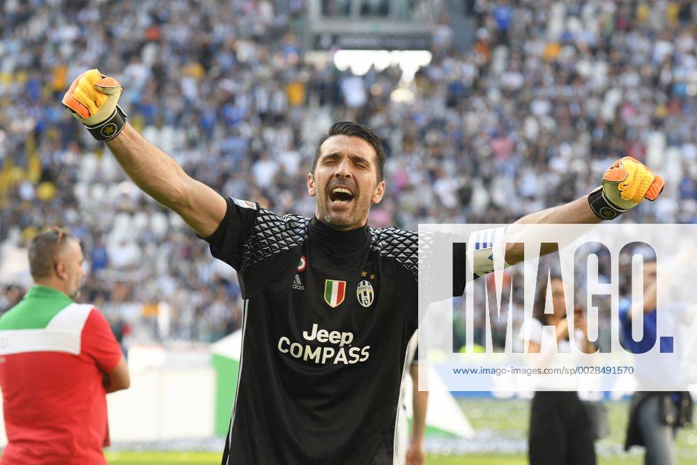 FuÃŸball, Juventus Turin feiert italienische Meisterschaft May 21st 2017, Turin, Piedmont, Italy; Seria A football, Juventus versus Crotone; Gianluigi Buffon sings with his supporters as his side celebrate winning the title xPierpaoloxPiciuccox ActionPlus11882258