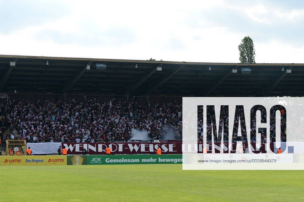 Fussball, Herren, Saison 2016 17, Berliner Pilsner-Pokal, Finale, Viktoria Berlin 1898 - BFC Dynamo, Choreographie der Fans des BFC Dynamo vor dem Spiel, 25.05.17,
