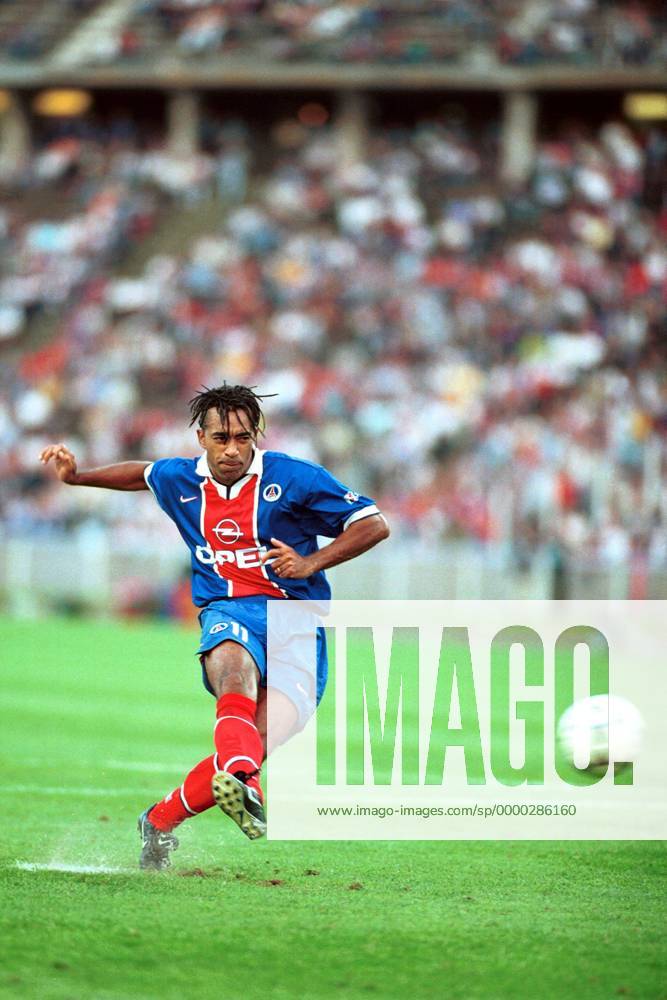 Patrice Loko (PSG) zieht ab Fußball Herren Saison 1997 1998, Opel-Masters, Cup, Division 1, 1. französische Liga Frankreich Einzelbild Olympiastadion Berlin Dynamik,