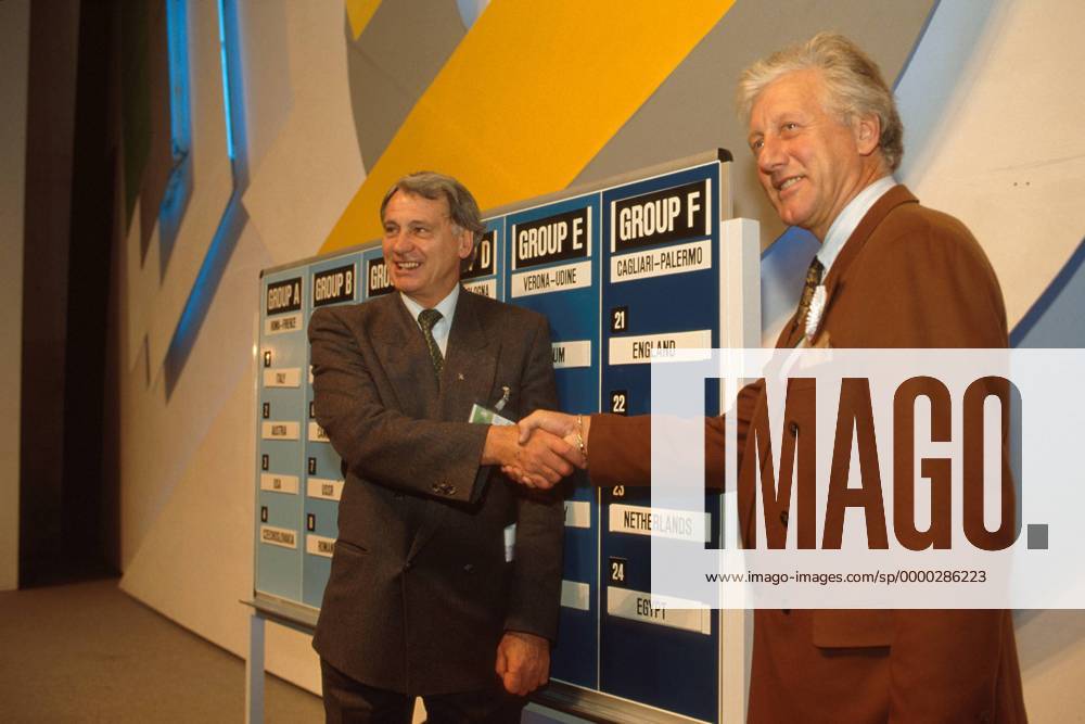 Nationaltrainer Bobby Robson (England, li.) bei der Auslosung zur Weltmeisterschaft 1990 Fußball WM Herren WM-Auslosung 1989, Weltmeisterschaftsauslosung, Gruppenauslosung, Zeremonie, Auslosungszeremonie Gruppe