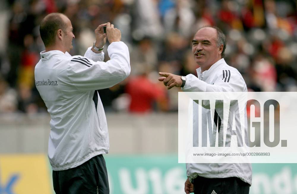 Nationaltrainer Jörg Daniel (re.) mit einem Assistenten (beide Deutschland U 16) Fußball Herren U16 Länderspiel 2007, Freundschaftsspiel, Testspiel, Test, Deutschland Gruppe Berlin Fußball Herren U16 Länderspiel 2007, Freundschaftsspiel, Testspiel, Test, Deutschland Gruppe Berlin