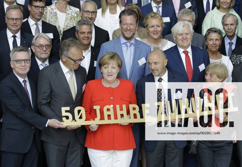 Bundesinnenminister Dr. Thomas de Maiziere, Werner E. Klatten, Angela Merkel, Christian Neureuther - Preisträger der Goldenen Sportpyramide 2017, Rosi Mittermaier , Deutschland, Berlin, Bundeskanzleramt, Bildtermin Empfang 50 Jahre Deutsche Sporthilfe mit Verleihung der Goldenen Sportpyramide 2017 Teilnahme BM Altmaier