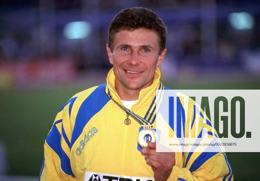 Sergej Bubka (Ukraine) - Weltmeister im Stabhochsprung 1995 präsentiert während der Siegerehrung seine Goldmedaille Leichtathletik WM Herren WM 1995, Stab, Stabhoch, Stabhochsprung, Vdia Einzelbild Göteborg Leichtathletik WM Herren WM 1995, Stab, Stabhoch, Stabhochsprung, Vdia Einzelbild Göteborg