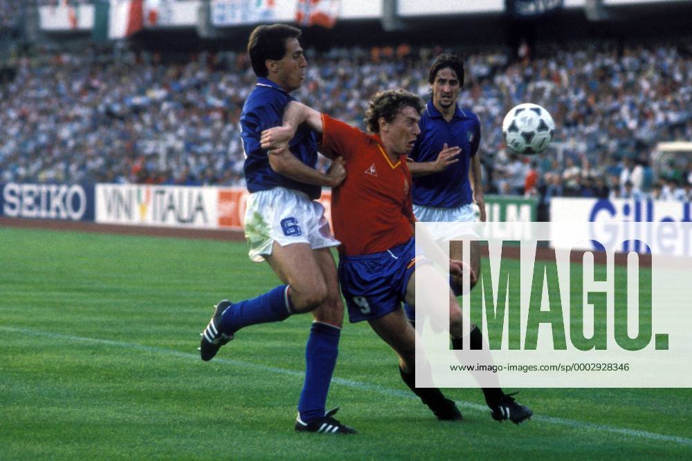 Riccardo Ferri (Italien, li.) gegen Emilio Butragueno (Spanien) Fußball Länderspiel Herren EM 1988, Nationalmannschaft, Nationaltrikot Gruppe 1, Italien - Spanien 1:0, Vdia Gruppe Frankfurt M. Dynamik, Kampf, Fußball Länderspiel Herren EM 1988, Nationalmannschaft, Nationaltrikot Gruppe 1, Italien - Spanien 1:0, Vdia Gruppe Frankfurt M. Dynamik, Kampf,