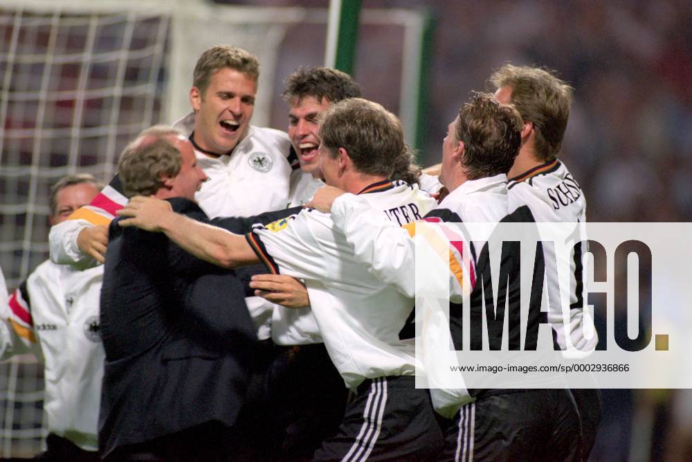 Schlußjubel Deutschland, v.li.: Bundestrainer Berti Vogts, Oliver Bierhoff, Markus Babbel, Stefan Reuter, Steffen Freund, Rene Schneider Fußball Länderspiel Herren EM 1996, Nationalmannschaft, Nationaltrikot, Halbfinale Gruppe London Begeisterung, Freude, Fußball Länderspiel Herren EM 1996, Nationalmannschaft, Nationaltrikot, Halbfinale Gruppe London Begeisterung, Freude,