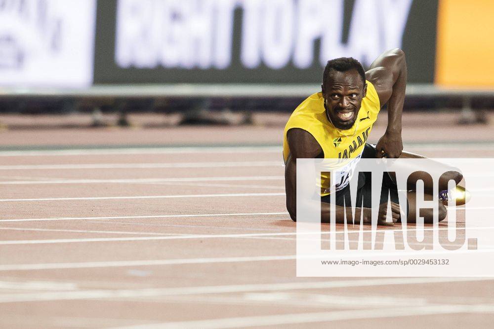 Jamaicas Usain Bolt ligger ner pa banan skadad i finalen pa stafetten 4x100 meter under dag nio av friidrotts-VM den 12 augusti 2017 i London.