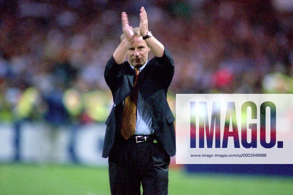 Bundestrainer Berti Vogts (Deutschland) applaudiert den Anhängern Fußball Länderspiel Herren EM 1996, Nationalmannschaft, Finale, Endspiel Einzelbild London Fußball Länderspiel Herren EM 1996, Nationalmannschaft, Finale, Endspiel Einzelbild London