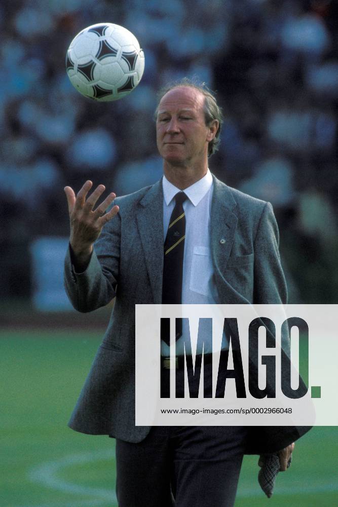 Nationaltrainer Jack Charlton (Irland) mit Adidas Tango Ball Fußball Länderspiel Herren EM 1988, Nationalmannschaft, Gruppe B Einzelbild Hannover Fußball Länderspiel Herren EM 1988, Nationalmannschaft, Gruppe B Einzelbild Hannover