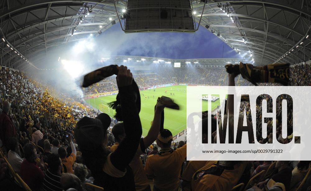 Fußball, Stadiongeschichte SG Dynamo Dresden Eroeffnung Rudolf - Harbig - Stadion, Dienstag (15.09.09). Fan Feature Petra (li.) und Simone auf der Tribuene. MPok