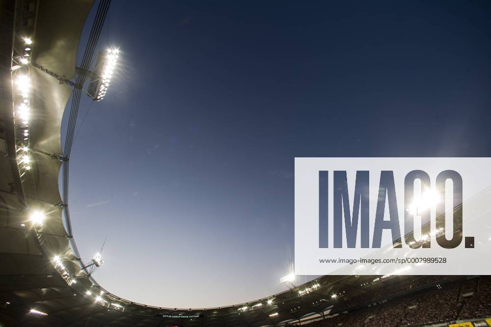 Fußball, Stadiongeschichte VfB Stuttgart Flutlichter erleuchten das Stuttgarter Gottlieb Daimler Stadion, Heimspielstätte des VfB Stuttgart anlässlich des Ligapokals 2007 2008 Fußball 1. BL Herren Ligapokal 2007 2008, Liga Pokal, Ligacup, Cup, VfB Stuttgart, Vdig Totale Gottlieb Daimler Stadion Stuttgart Fußball 1. BL Herren Ligapokal 2007 2008, Liga Pokal, Ligacup, Cup, VfB Stuttgart, Vdig Totale Gottlieb Daimler Stadion Stuttgart
