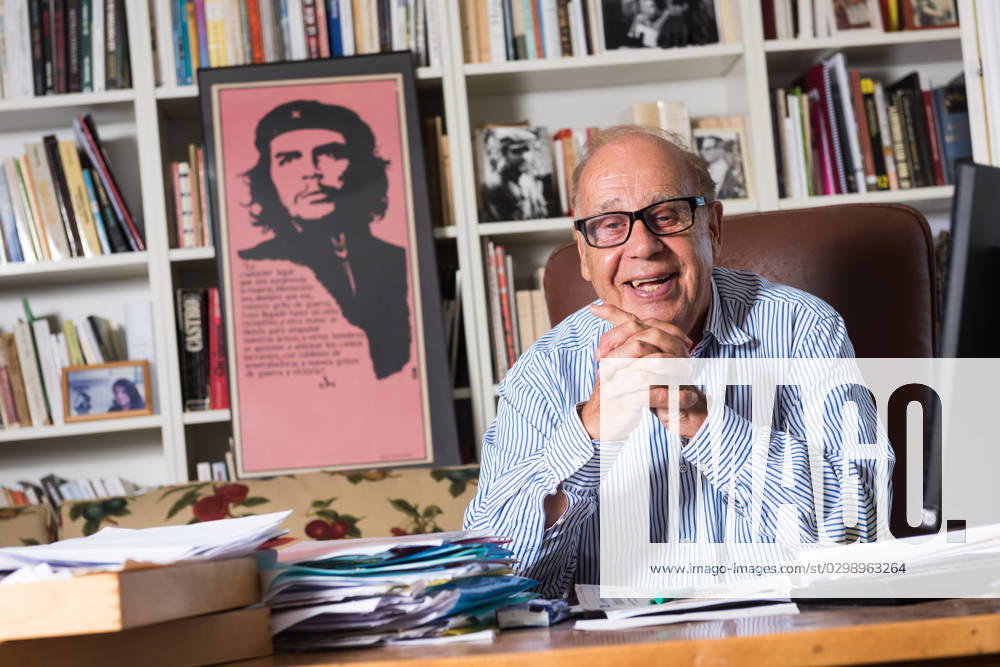 Jean Ziegler - Geneve Jean Ziegler dans son bureau à Geneve, Suisse le 22 Août 2015. Jean Ziegler (nà Hans Ziegler, le 19 avril 1934 à Thoune dans le canton de Berne en Suisse) est un homme politique, altermondialiste et sociologue suisse. Il a à tà rapporteur spà cial aupres de l?ONU sur la question du droit à l?alimentation dans le monde. Il est l?auteur de nombreux ouvrages dans lesquels il analyse notamment cette question, et est à galement connu pour cette phrase : « l agriculture mondiale peut aujourd hui nourrir 12 milliards de personnes ? . Il n existe donc à cet à gard aucune fatalità . Un enfant qui meurt de faim est un enfant assassinà . ».... Photo by Loona ABACAPRESS.COM Geneve Geneve Switzerland