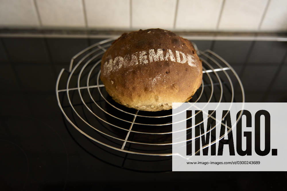 Bread, round, with Logo homemade, at Stainless steel Abkühlgitter 1082502307