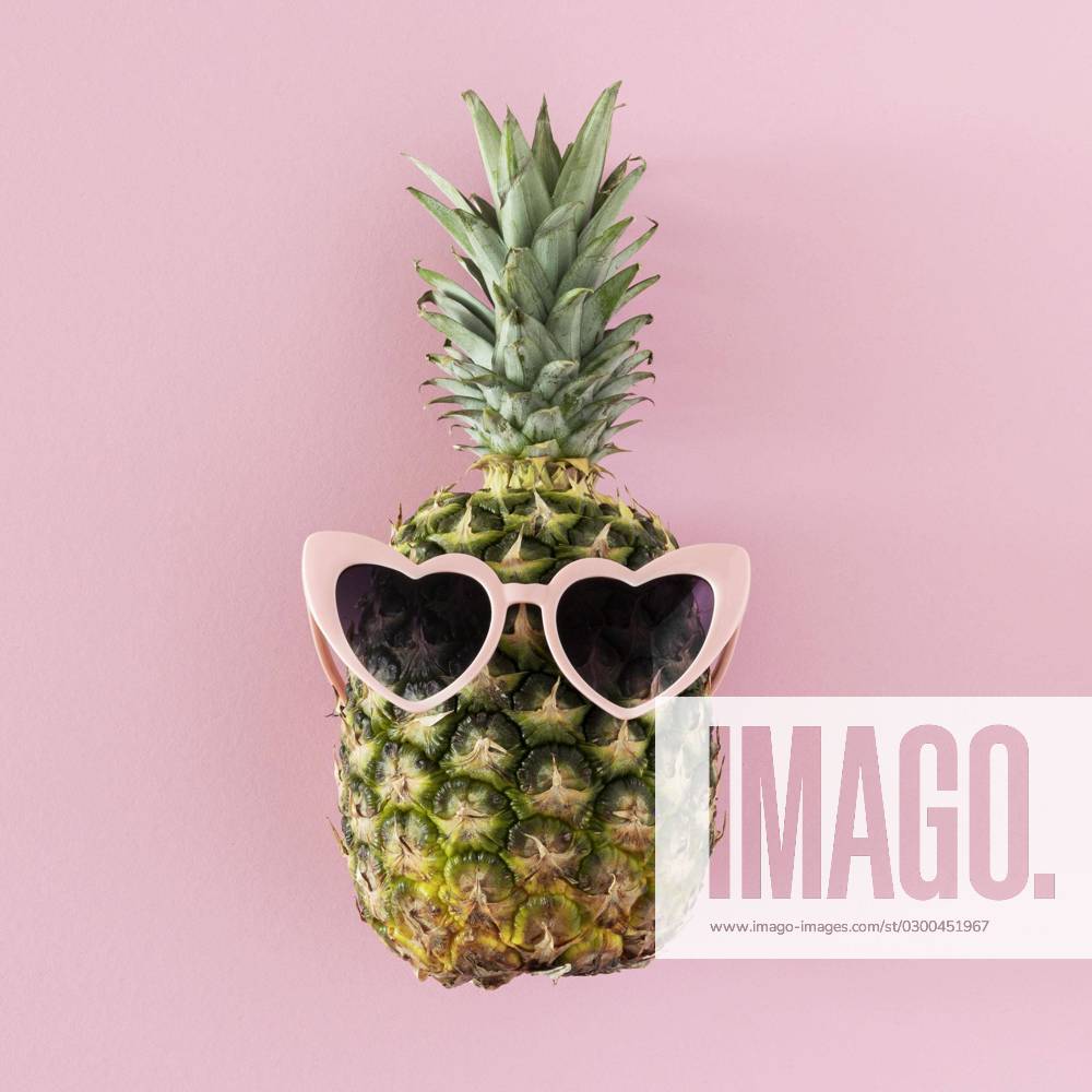 Top view Pineapple with Herzförmiger Sunglasses Beautiful Photo