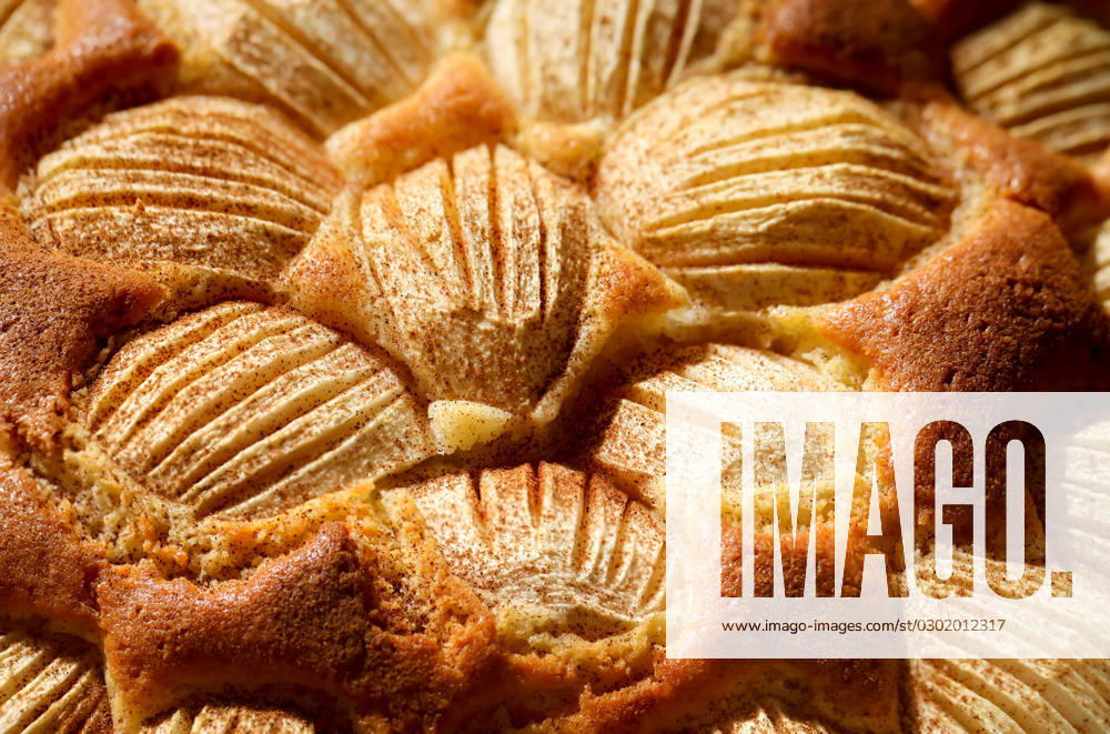 IMAGO Creative, Herbst, Food, Apfelkuchen Ein fertig gebackener Apfelkuchen bei dem Zimt über die Äpfel gestreut wurde. Ein fertig gebackener Apfelkuchen bei dem Zimt über die Äpfel gestreut wurde.