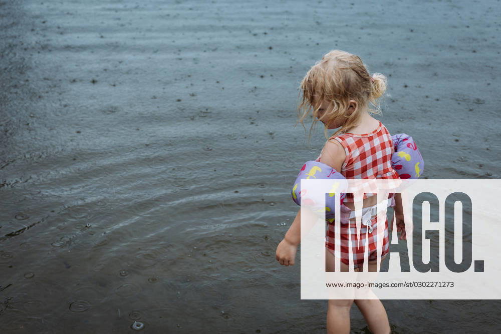 Young girl playing outdoors in the rain in lake Jackson, Missouri, United States R_WEKW230803C-1225107-01 ,model released, Symbolfoto