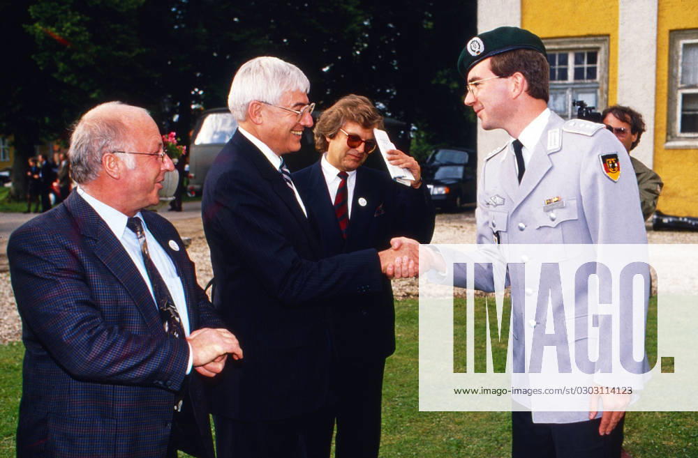 Norbert Blüm und Christian Schwarz Schilling (?) begrüßen einen Hauptmann des Heeresmusikkorps, Deutschland um 1991.