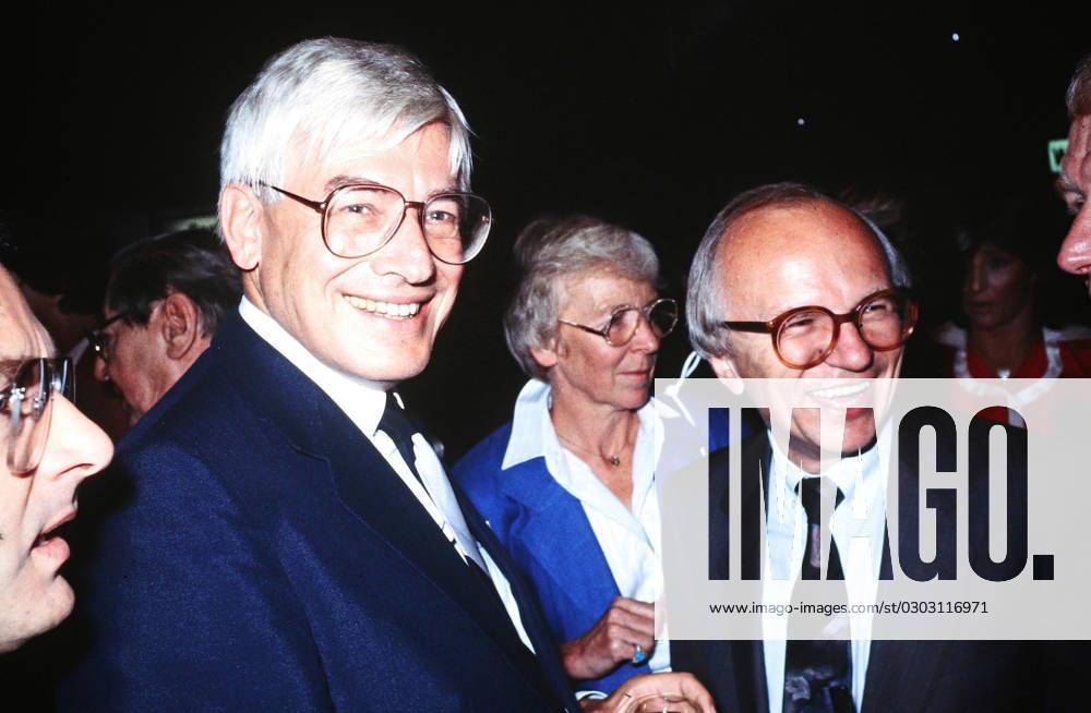 Christian Schwarz Schilling, deutscher Politiker und Unternehmer (links), mit Journalist Friedrich Nowottny, Deutschland um 1991.