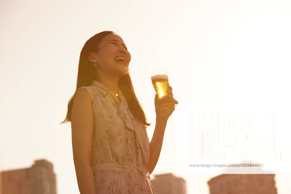Japanese woman drinking beer AFLO218785731 , 218785731.jpg, ,model released, Symbolfoto