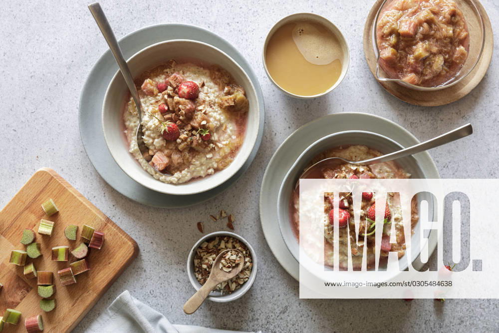Studio shot of two bowls of vegan porridge with strawberries and almonds, EVGF04391
