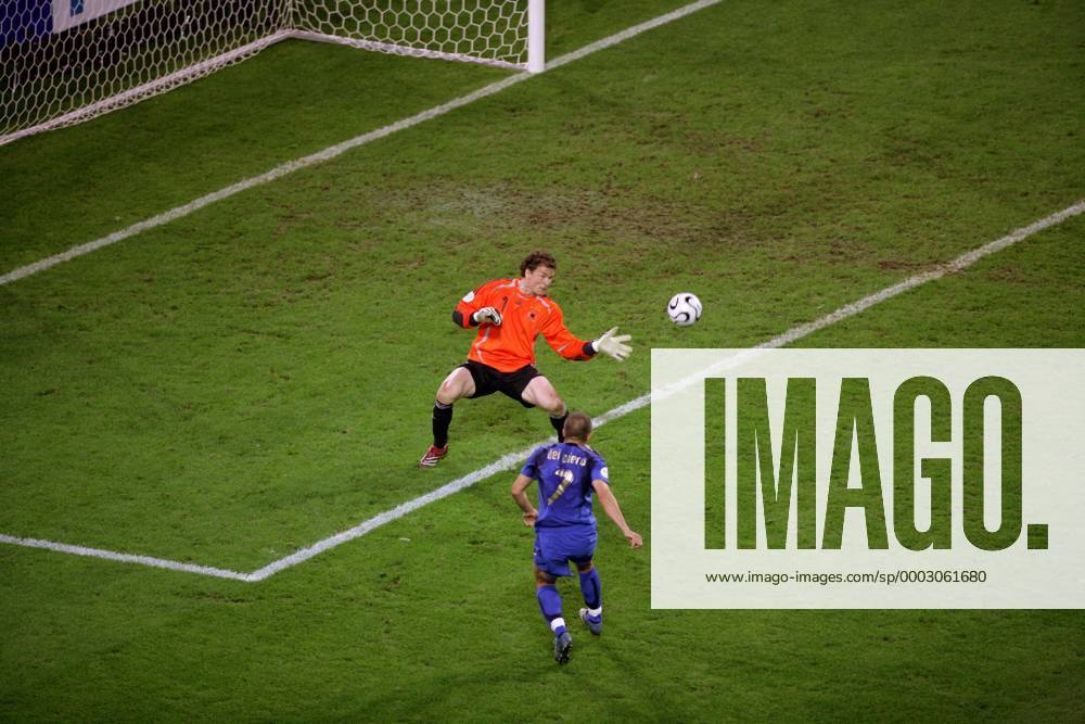 Torwart Jens Lehmann (Deutschland) kann allein gegen Alessandro del Piero (Italien) das 0:2 nicht verhindern (Serie 2 3) - Fußball Länderspiel Herren WM 2006, Nationalmannschaft, Nationaltrikot, Halbfinale Deutschland - Italien 0:2 n.V., Vdig Totale Dortmund Dynamik, Abwehr, Spannung, Fußball Länderspiel Herren WM 2006, Nationalmannschaft, Nationaltrikot, Halbfinale Deutschland - Italien 0:2 n.V., Vdig Totale Dortmund Dynamik, Abwehr, Spannung,