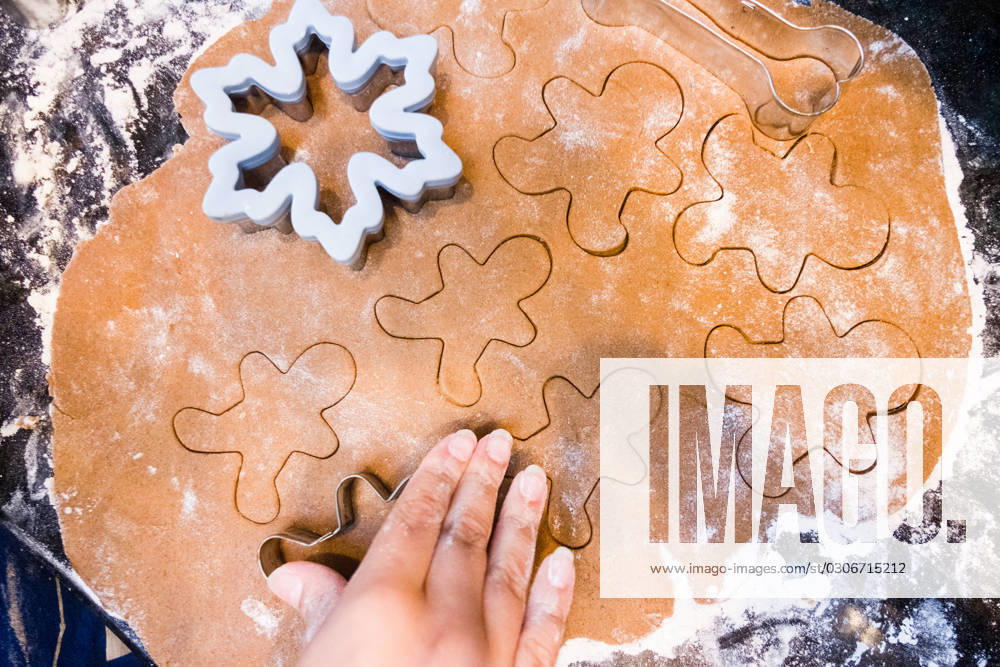 Overhead view of small hand cutting out Christmas cookies. Washington, District of Columbia, United States R_YWPB231001E-1260487-01 ,model released, Symbolfoto