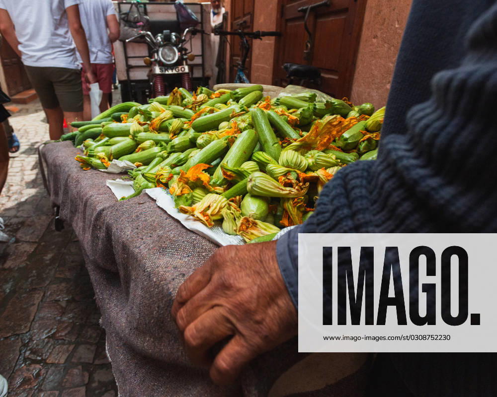 Man with vegetables on his street vending cart in Marrakesh Marrakesh, Marrakesh-Safi, Morocco R_CAFA231013-1267711-01