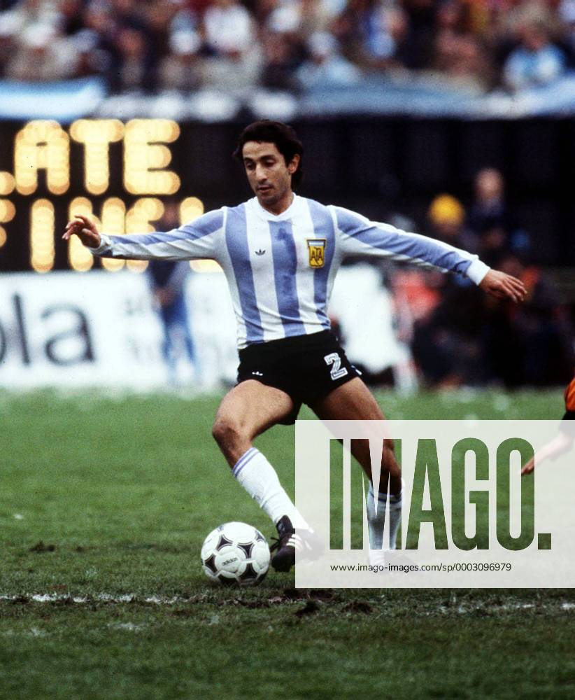 Osvaldo Ardiles (Argentinien) am Ball - Fußball Länderspiel Herren WM 1978, Nationalmannschaft, Nationaltrikot, Finale, Endspiel Einzelbild Buenos Aires Dynamik, Fußball Länderspiel Herren WM 1978, Nationalmannschaft, Nationaltrikot, Finale, Endspiel Einzelbild Buenos Aires Dynamik,