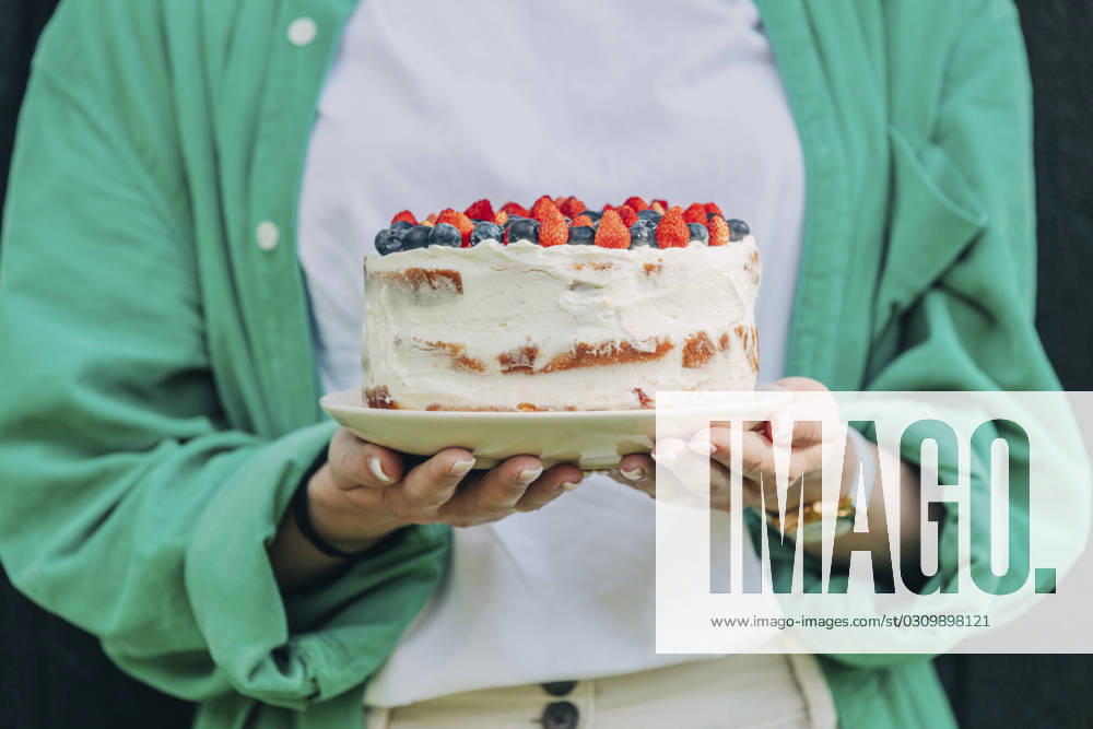 Hands of woman holding cake in plate model released, Symbolfoto, VSNF01124