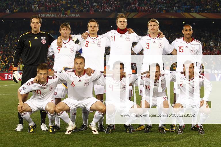 Pretoria 19 06 2010 cameroon denmark elftalfoto denmark standing of thomas sorensen jon dahl tomasson jesper gronkjaer nicklas bendtner simon kjaer simon poulsen squatting v l n r martin jorgensen lars jacobsen danier agger dennis rommedahl christian poulsen cameroon denmark football world cup 2010 south africa