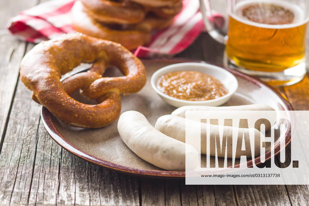 IMAGO Creative, Food, Brotzeit The bavarian weisswurst, pretzel and mustard. The bavarian weisswurst, pretzel and mustard on plate.