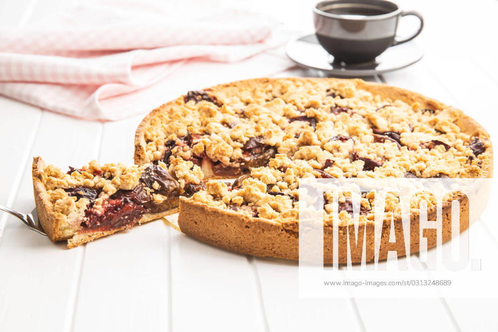 IMAGO Creative, Herbst, Food, Pflaumenkuchen Sweet plum pie. Sweet plum pie. Cut pie on white table.