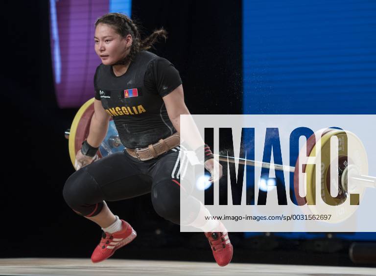 Los Angeles, California, U.S - Mongolia s Ankhtsetseg Munkhjantsan drops the unsuccessful snatch lift while competing in the Women s 75kg Group A competition at the 2017 International Weightlifting Federation World Weightlifting Championships at the Anaheim Convention Center in Anaheim on Thursday, Dec.3, 2017. 2017 International Weightlifting - ZUMAg199 20171202_zap_g199_150
