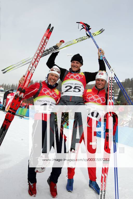 Sven Fischer wins gold in the biathlon 10 km Sprint here raise him the runner-up Halvard Hannevold and the drittplacierte Frode Andresen on the shoulder of San Sicario, Italy