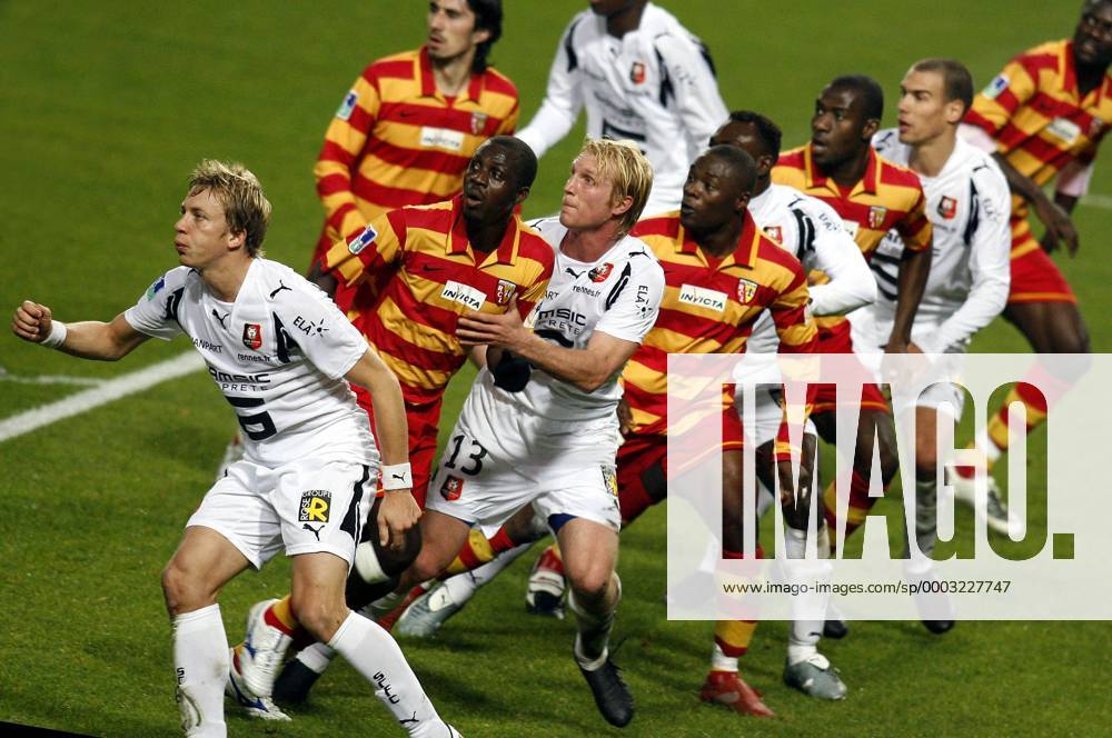 Erik Edman (li.) und Petter Hansson (beide Rennes, 3.v.li.) gegen Kanga Gauthier Akale (2.v.li.) und Aruna Dindane (Lens, 4.v.li.) - (pan22938) Fußball Herren Ligue 1 2007 2008, 1. Französische Liga, RC Racing Club de Lens - Stade Rennais 1:2, RC, RCL Gruppe Lens Dynamik, Abwehr, Fußball Herren Ligue 1 2007 2008, 1. Französische Liga, RC Racing Club de Lens - Stade Rennais 1:2, RC, RCL Gruppe Lens Dynamik, Abwehr,