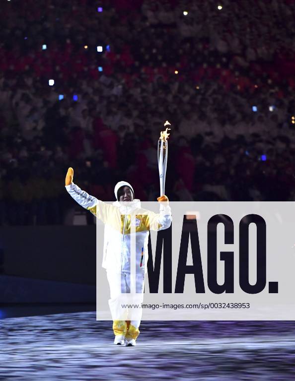 (180209) -- PYEONGCHANG, Feb. 9, 2018 -- Torchbearer Chun Lee-kyung of South Korea holds the Olympic torch during the opening ceremony of the 2018 PyeongChang Winter Olympic Games Olympische Spiele Olympia OS at PyeongChang Olympic Stadium in PyeongChang, South Korea, Feb. 9, 2018. ) (SP)OLY-SOUTH KOREA-PYEONGCHANG-OPENING CEREMONY LuixSiuxWai