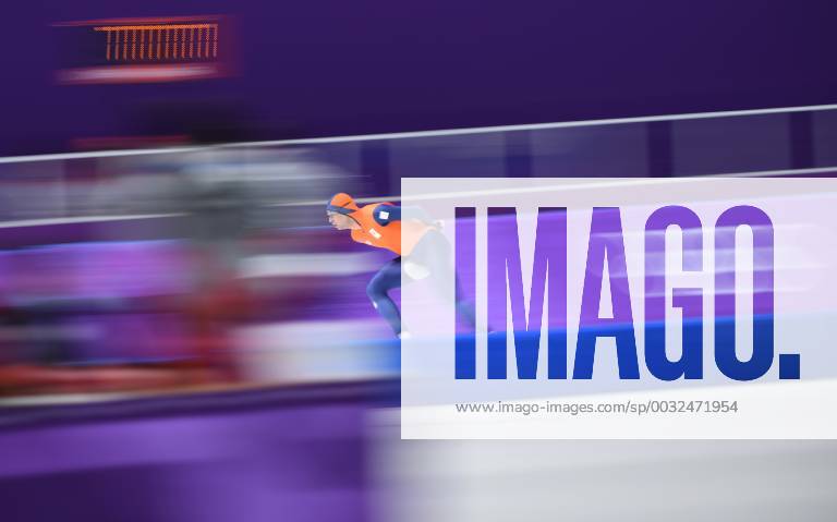 (180211) -- PYEONGCHANG, Feb. 11, 2018 -- Sven Kramer of the Netherlands competes during the men s 5000m event of Speed skating Eisschnelllauf at 2018 PyeongChang Winter Olympic Games Olympische Spiele Olympia OS at Gangneung Oval, Gangneung, South Korea, Feb. 11, 2018. Sven Kramer won the title in a time of 6:09.76 and set a new Olympic record. ) (SP)OLY-SOUTH KOREA-PYEONGCHANG-SPEED SKATING-MEN S 5000M JuxHuanzong