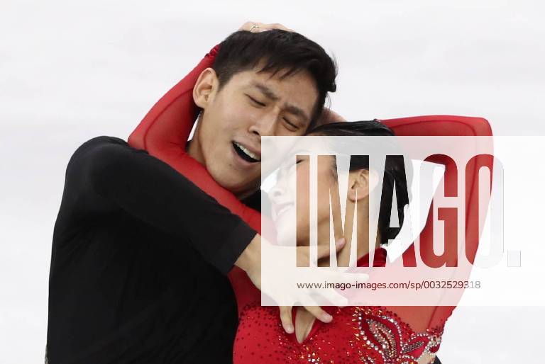 - SPORT GANGNEUNG, SOUTH KOREA - FEBRUARY 15, 2018: China s Sui Wenjing (R) and Han Cong perform their routine to win silver in the pair skating free skating event of the Figure skating Eiskunstlauf competition at Gangneung Ice Arena at the PyeongChang 2018 Winter Olympic Games Olympische Spiele Olympia OS Valery Sharifulin TASS TS073E7E