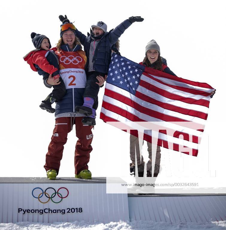 ) -- PYEONGCHANG, Feb. 22, 2018 -- David Wise of the United States celebrates with his family after winning men s ski halfpipe of freestyle skiing at the 2018 PyeongChang Winter Olympic Games Olympische Spiele Olympia OS at Phoenix Snow Park, PyeongChang, South Korea, Feb. 22, 2018. David Wise won the gold medal with 97.20 points. ) (SP)OLY-SOUTH KOREA-PYEONGCHANG-FREESTYLE SKIING-MEN S SKI HALFPIPE FeixMaohua