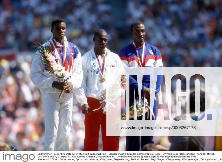 Siegerehrung 100m der Sommerspiele 1988 - Olympiasieger Ben Johnson (Kanada, Mitte), Carl Lewis (USA, 2. Platz, li.) und Linford Christie (Großbritannien); Johnson wird wenig später aufgrund von Dopingmißbrauch der Sieg aberkannt Leichtathletik OS Sommer Herren Olympische Spiele Seoul 1988, Sommerspiele Gruppe o0 Doping Seoul Leichtathletik OS Sommer Herren Olympische Spiele Seoul 1988, Sommerspiele Gruppe o0 Doping Seoul