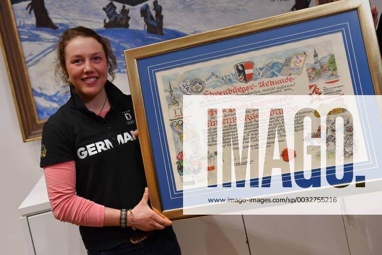 Biathlete Laura DAHLMEIER named honorary citizen of Garmisch Partenkirchen Double Olympic champion Laura DAHLMEIER GER with the honorary certificate of the city of Garmisch Partenkirchen On 02 03 2018 Biathlon
