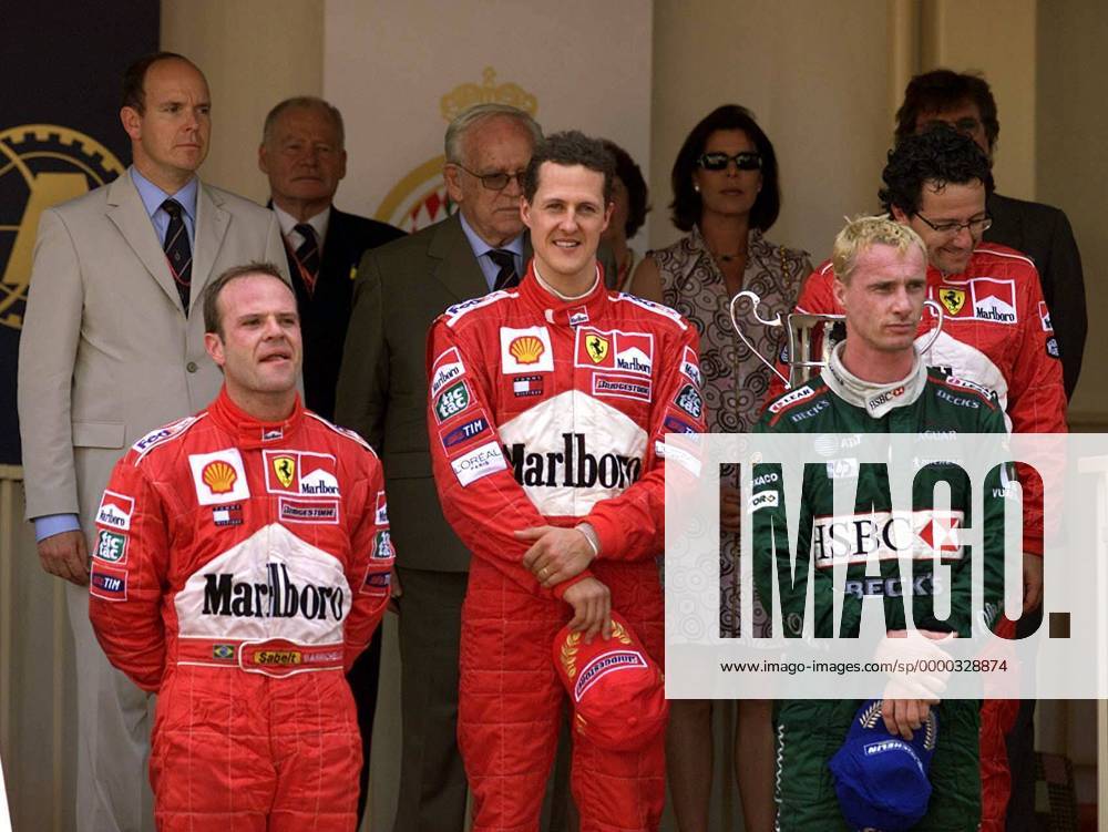Michael Schumacher (Mitte, Deutschland), Rubens Barrichello (li., Brasilien beide Ferrari) und Eddie Irvine (Nordirland Jaguar-Racing) - Siegerehrung; dahinter die Fürstenfamilie mit Prinz Albert (li.), Fürst Rainier (2.v.li.) und Prinzessin Caroline Motorsport Grand Prix Herren Großer Preis von Monaco 2001, GP, Formel 1, F1, F, WM, Weltmeisterschaft Gruppe Circuit de Monaco Monte Carlo