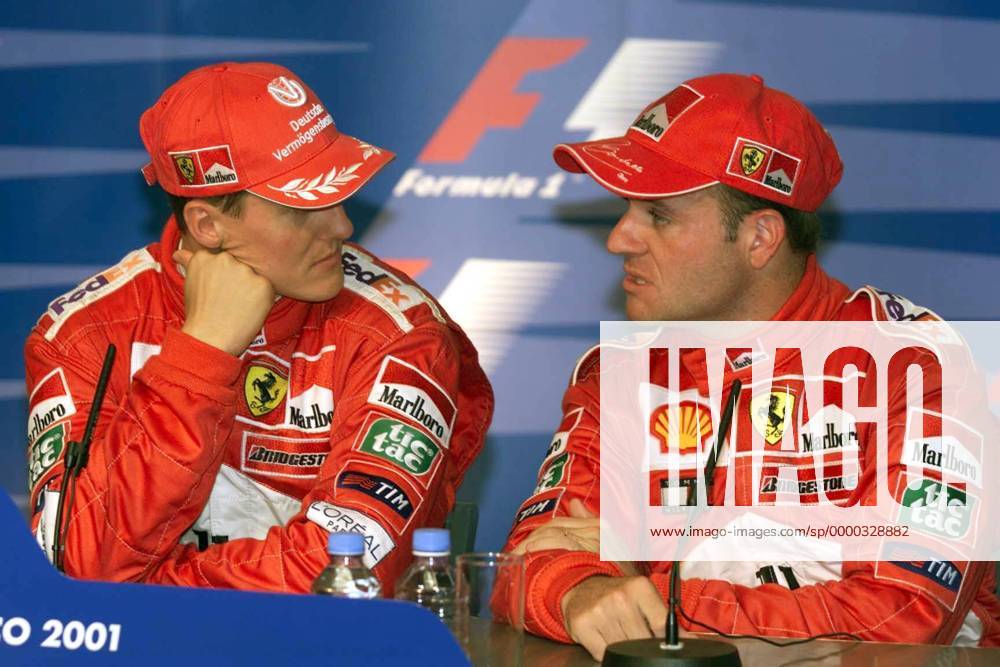 Michael Schumacher (li., Deutschland) und Teamkollege Rubens Barrichello (Brasilien beide Ferrari) während der Pressekonferenz Motorsport Grand Prix Herren Großer Preis von Monaco 2001, GP, Formel 1, F1, F, WM, Weltmeisterschaft Gruppe Circuit de Monaco Monte Carlo