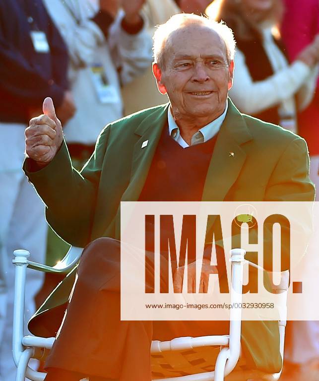 Augusta, GA, USA - Honorary Starter Arnold Palmer gives the thumbs up to fans as they applaud at Augusta National Golf Club on April 7, 2016, Augusta, Ga. Amy Saunders strives to build on her father Arnold PalmerÃ¢â‚¬â ¢s legacy - ZUMAm67_ 20160407_zaf_m67_143