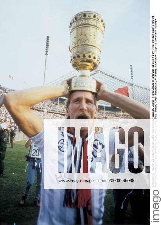 Frank Schulz (Frankfurt) jubelt mit dem Pokal auf dem Kopf Fußball Herren DEUTSCHSPRACHIGE SPORTZEITSCHRIFTEN UND -ZEITUNGEN NUR NACH RÜCKSPRACHE - DFB Pokal 1987 1988 Einzelbild o0 Feier, feiern, Siegesfeier Berlin Glück, Freude, Fußball Herren DEUTSCHSPRACHIGE SPORTZEITSCHRIFTEN UND -ZEITUNGEN NUR NACH RÜCKSPRACHE - DFB Pokal 1987 1988 Einzelbild o0 Feier, feiern, Siegesfeier Berlin Glück, Freude,
